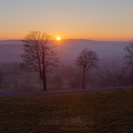 Sonne steigt hinter Schwarzenberg hernieder